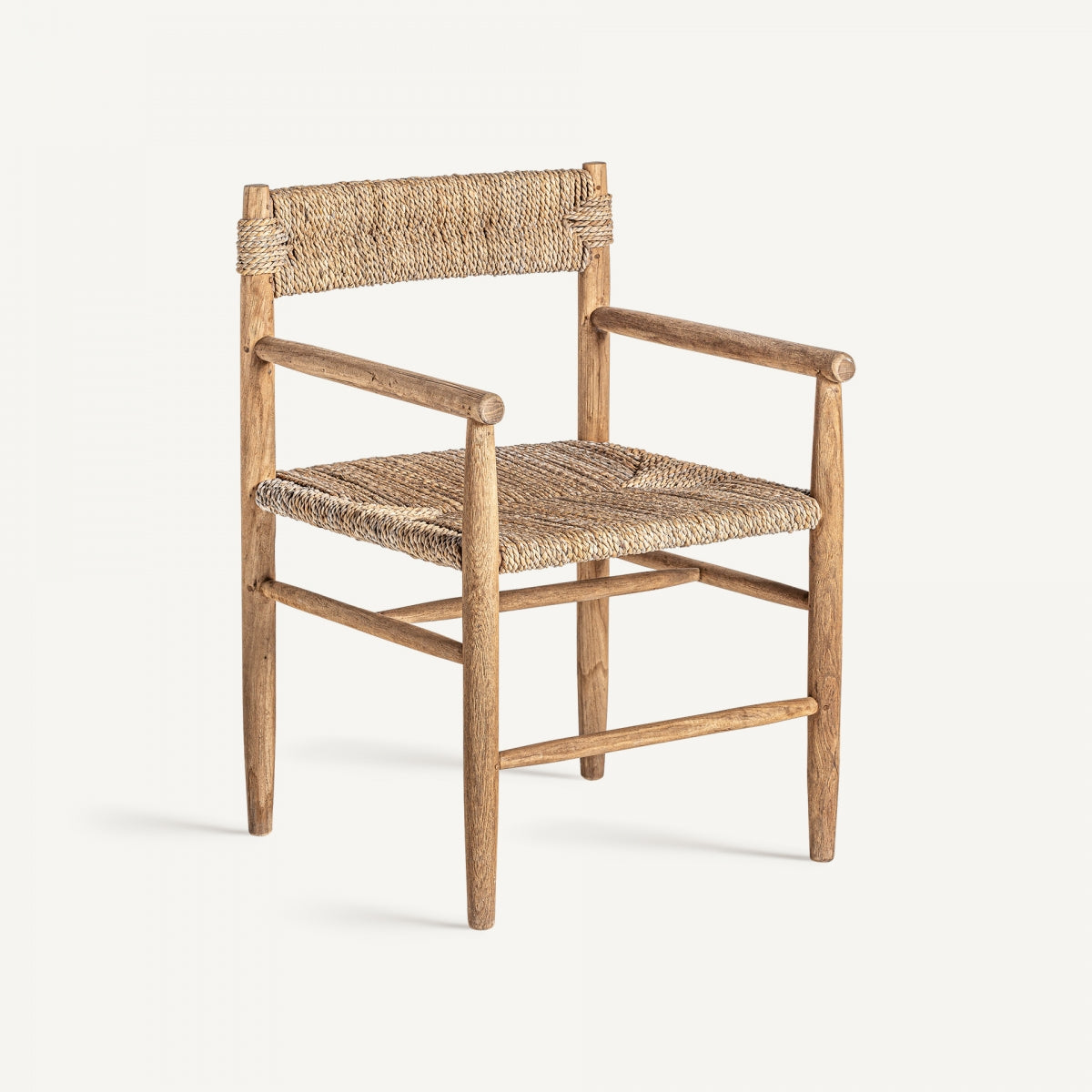 Sillón de madera de teka y fibra natural visto en ángulo frontal, estilo rústico y artesanal