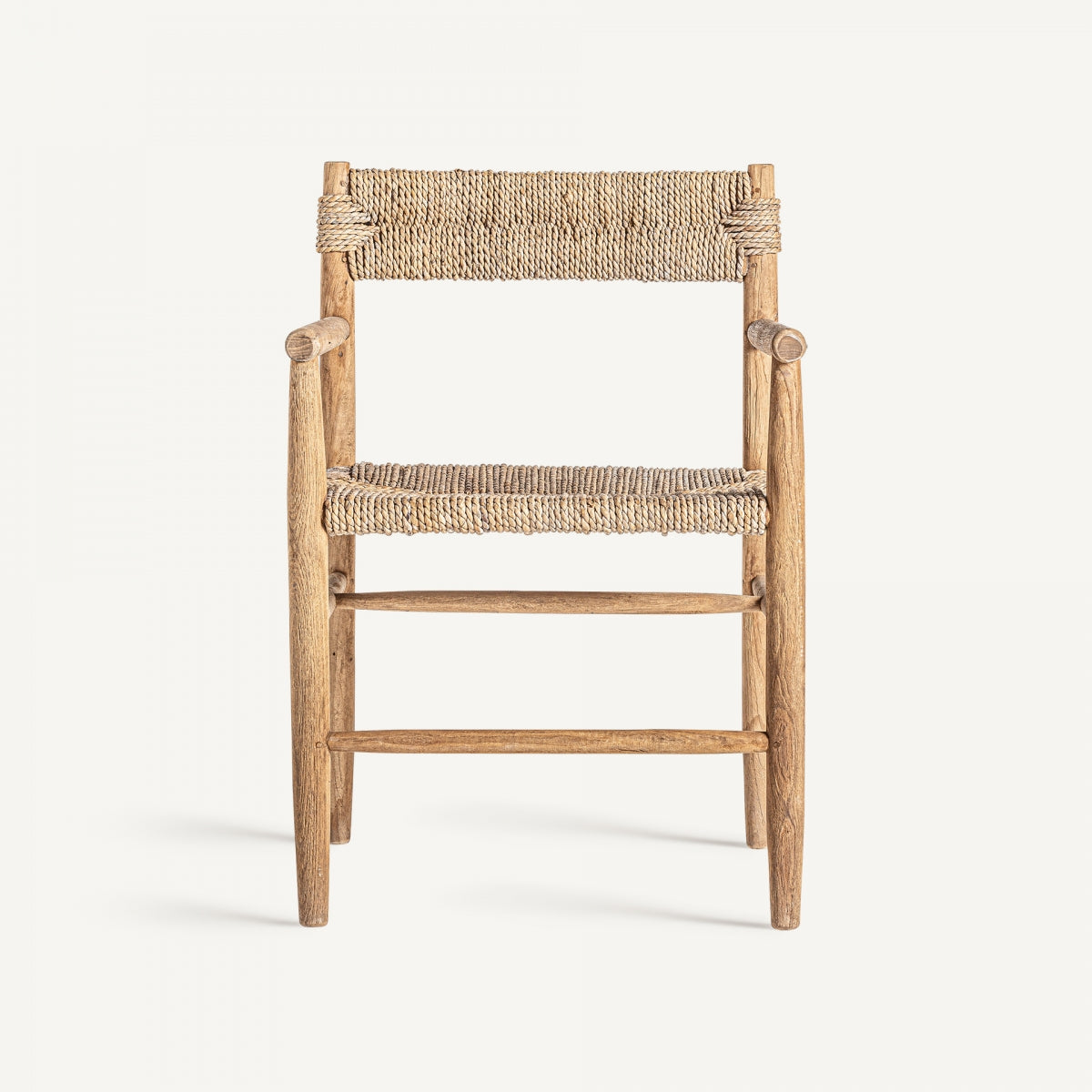Vista frontal del sillón Manhula con estructura en madera de teka y respaldo de fibra natural, estética boho