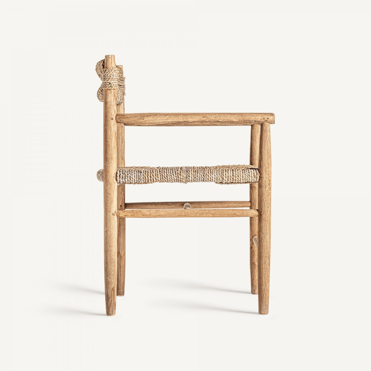Perfil lateral del sillón con brazos redondeados y diseño japandi en materiales naturales