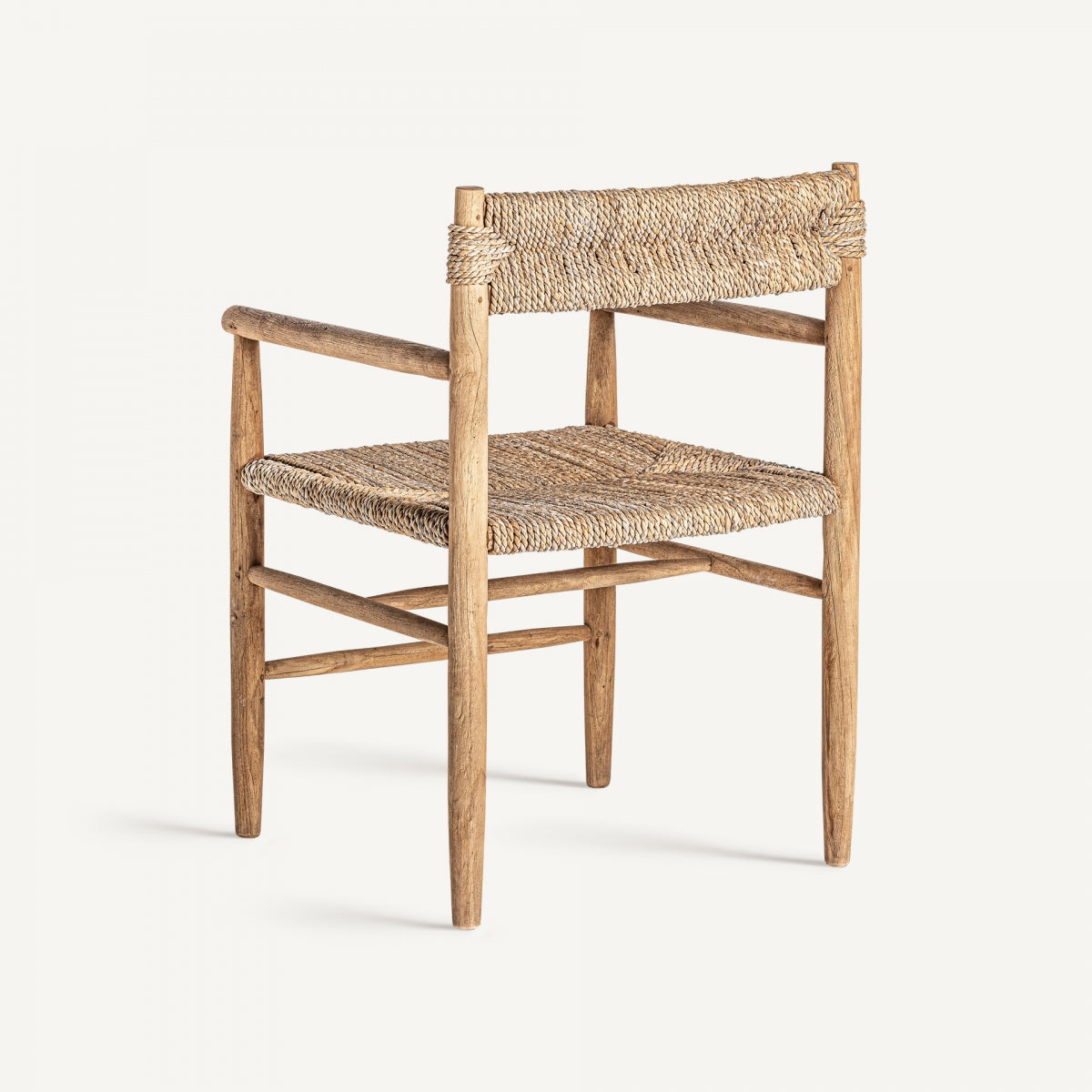 Sillón rústico artesanal en perspectiva, mezcla de madera orgánica y trenzado natural
