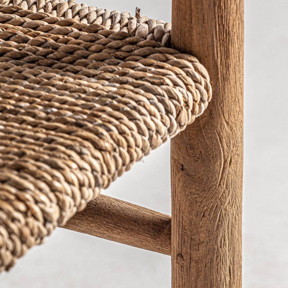 Unión estructural entre asiento y pata de madera, muestra de artesanía en estado puro
