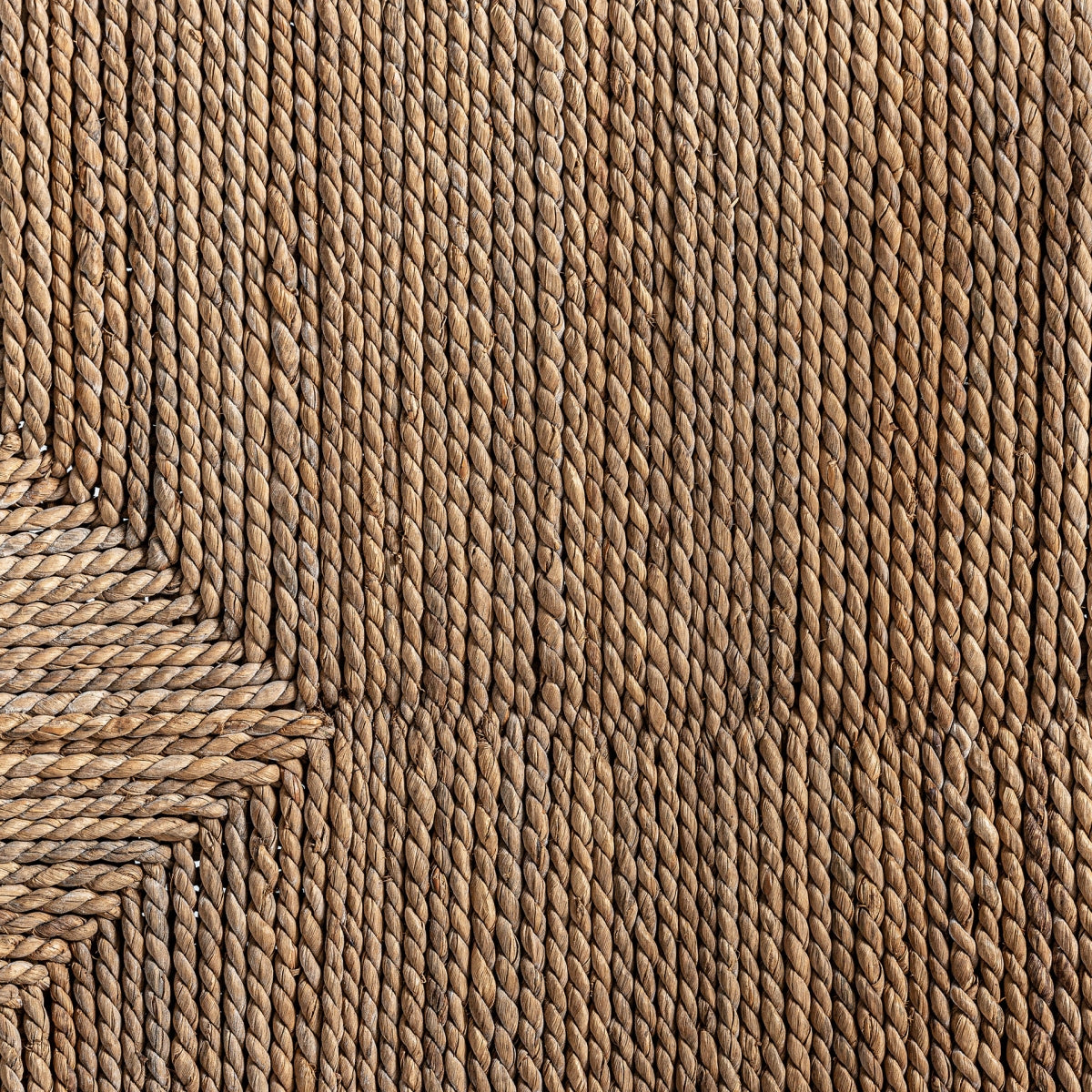 Detalle de la superficie trenzada del asiento, fibra natural con patrón en espiga
