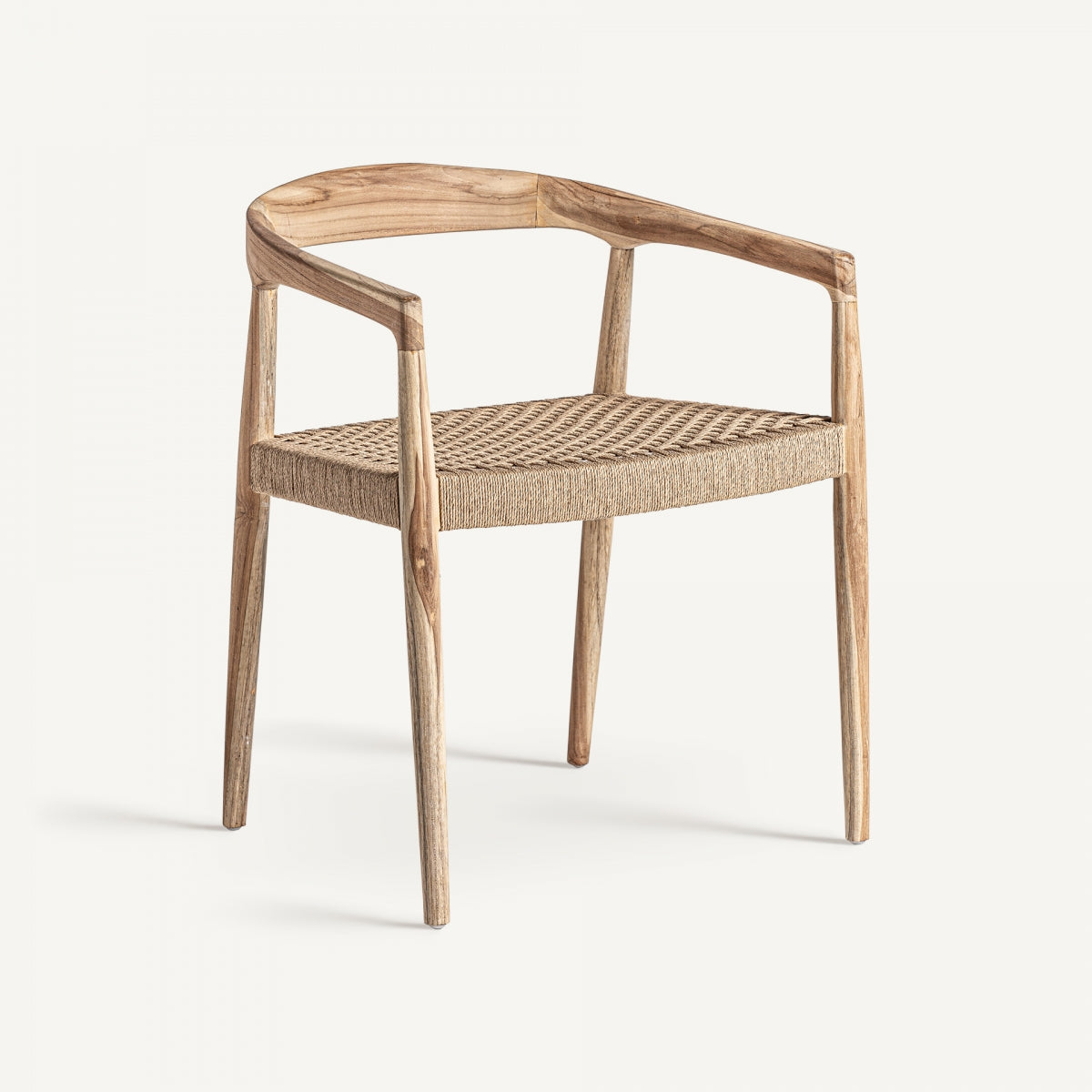 Vista frontal en ángulo del Sillón Caen de madera de teka natural con asiento trenzado artesanal, estilo orgánico boutique_interiorismo-vical