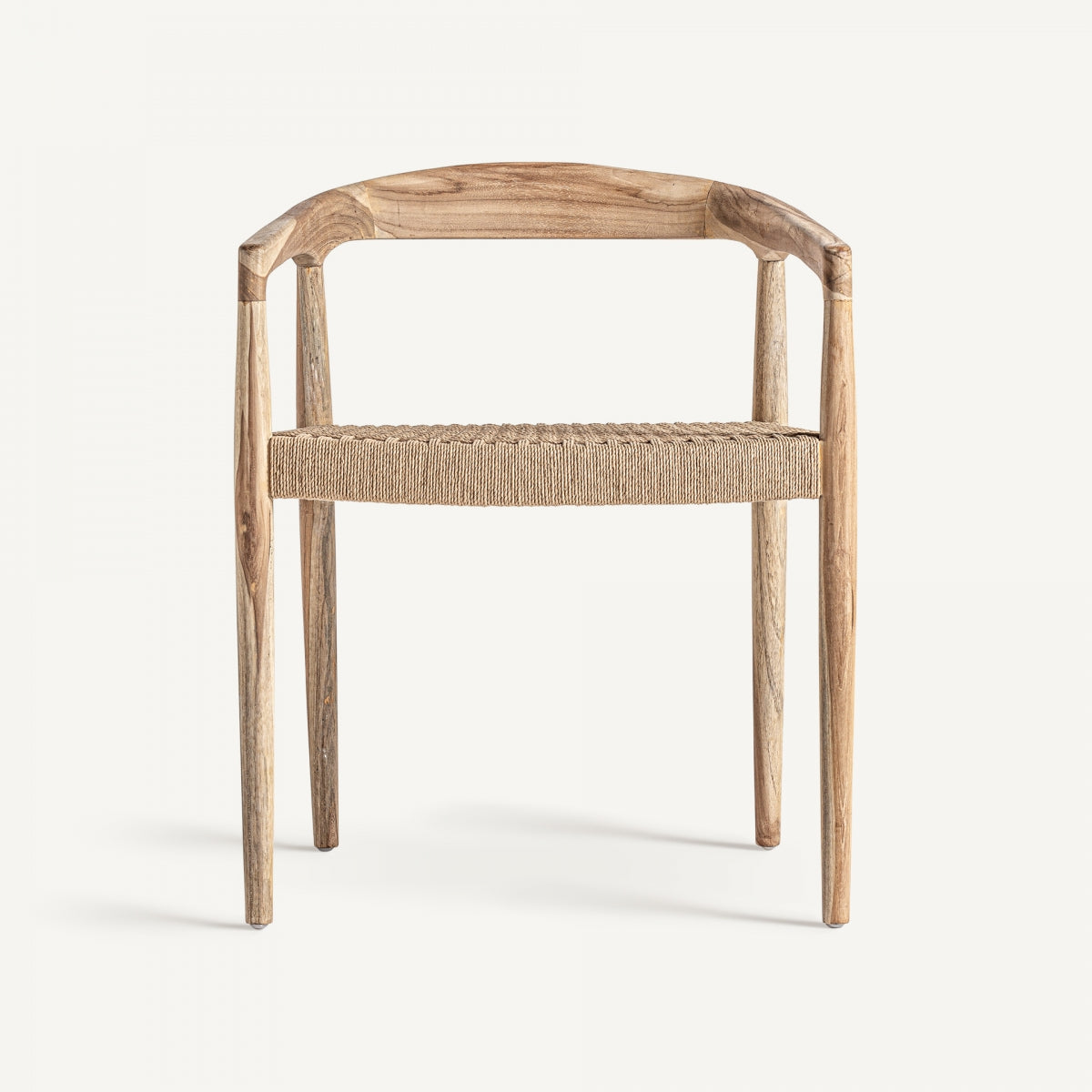 Vista frontal directa del Sillón Caen con respaldo curvo en madera natural y asiento de cuerda entramada, ideal para interiores wabi-sabi boutique_interiorismo-vical