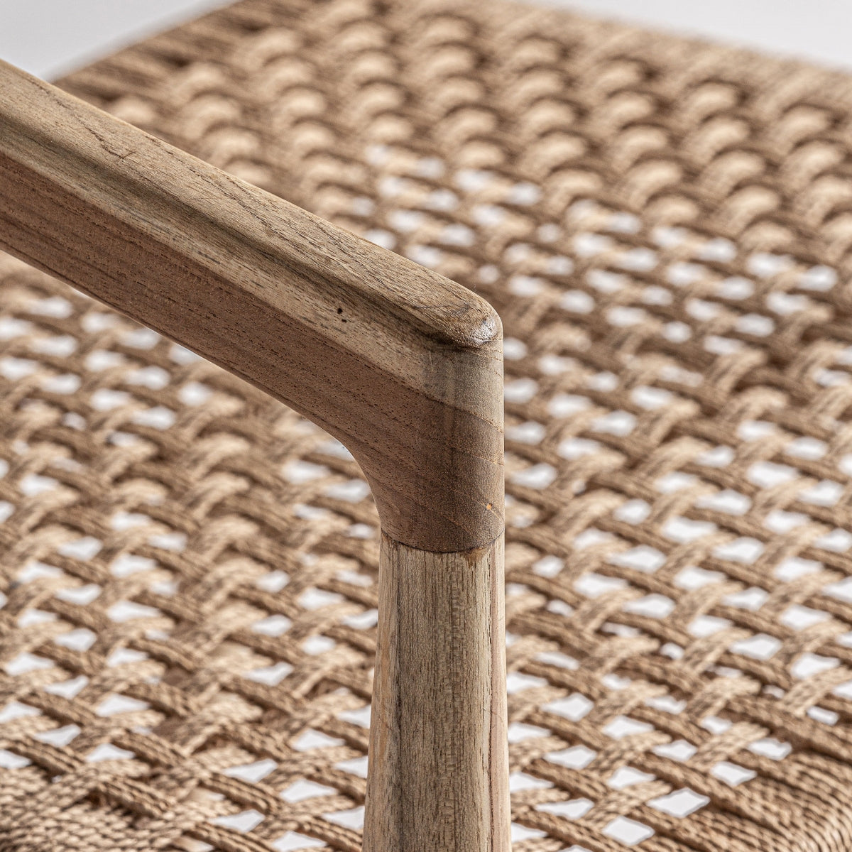 Detalle del brazo en madera maciza del Sillón Caen y entramado artesanal del asiento, estilo natural boutique_interiorismo-vical