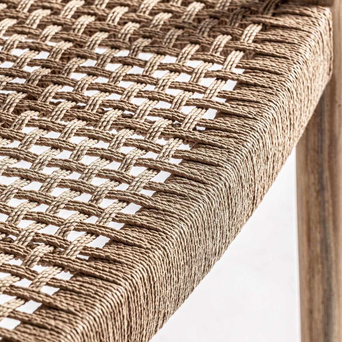 Primer plano del tejido de cuerda trenzada del asiento del Sillón Caen, textura orgánica y cálida boutique_interiorismo-vical