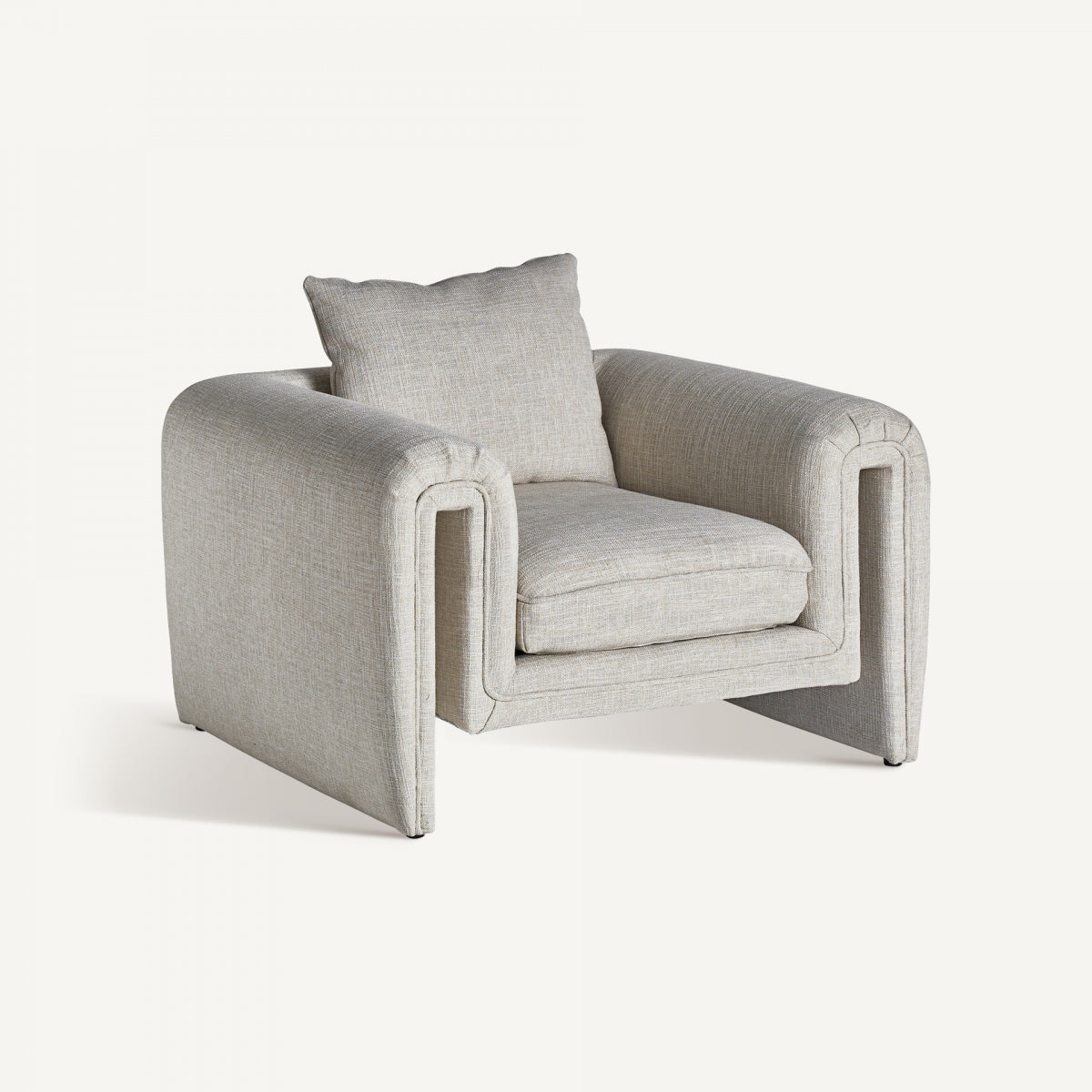 Sillón moderno tapizado en tela beige con brazos curvados y diseño escultórico, ideal para interiores sofisticados