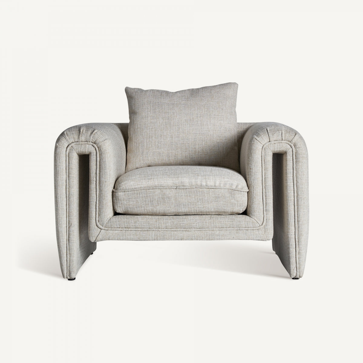 Vista frontal de sillón beige con formas orgánicas y cojín suelto, estilo contemporáneo elegante