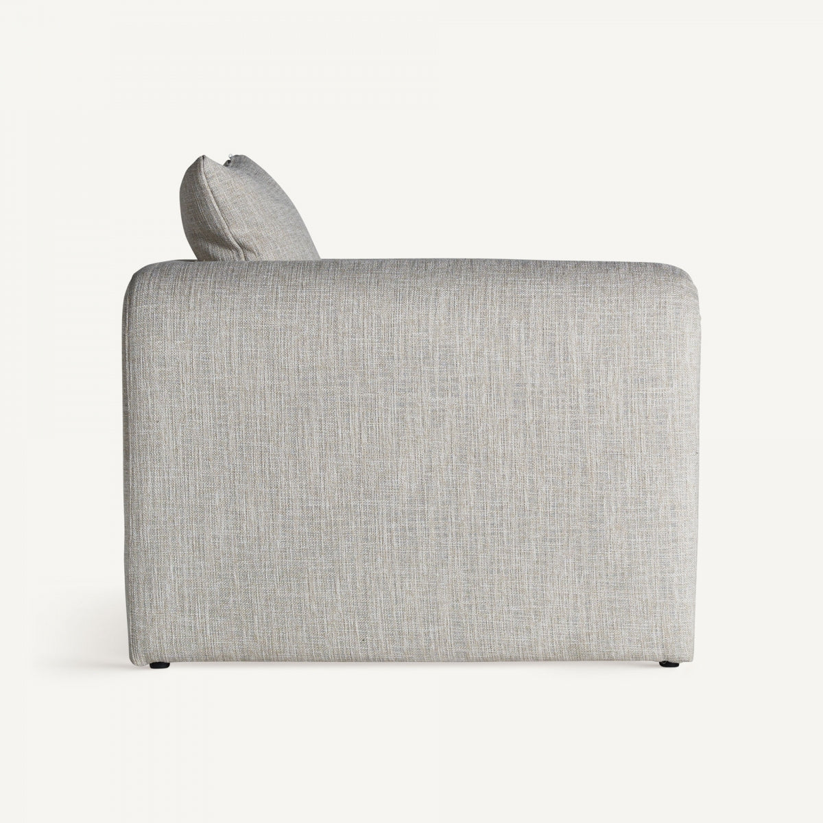 Perfil del sillón con tapizado liso en tono natural, líneas puras y confort envolvente