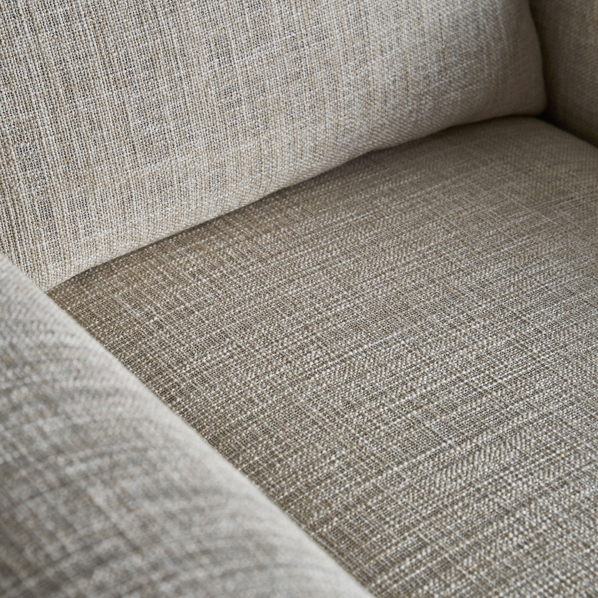 Primer plano del asiento con textura de lino beige, suavidad y calidez visual