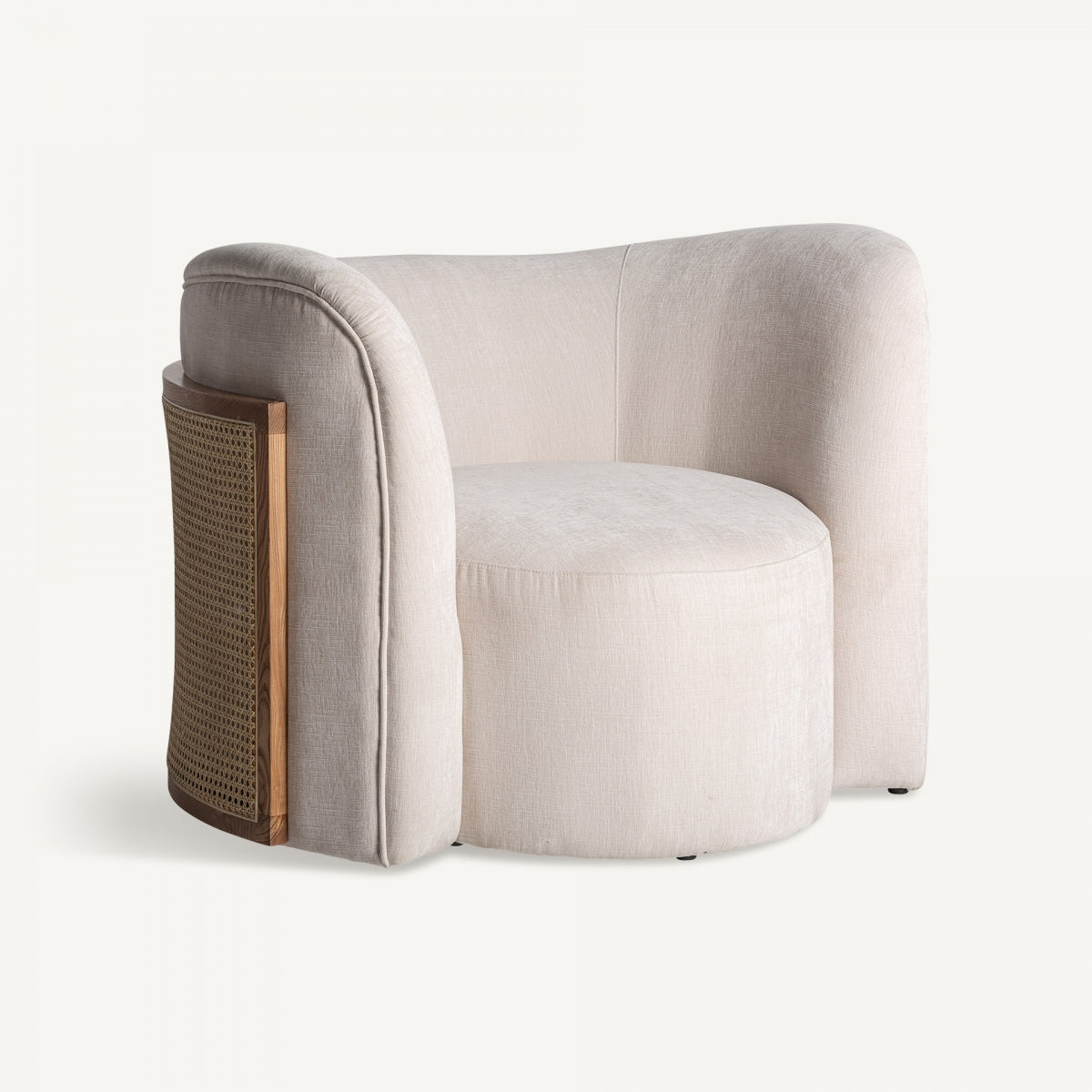 vista tres cuartos, sillón redondo tapizado, respaldo curvo, rejilla natural, estilo japandi
