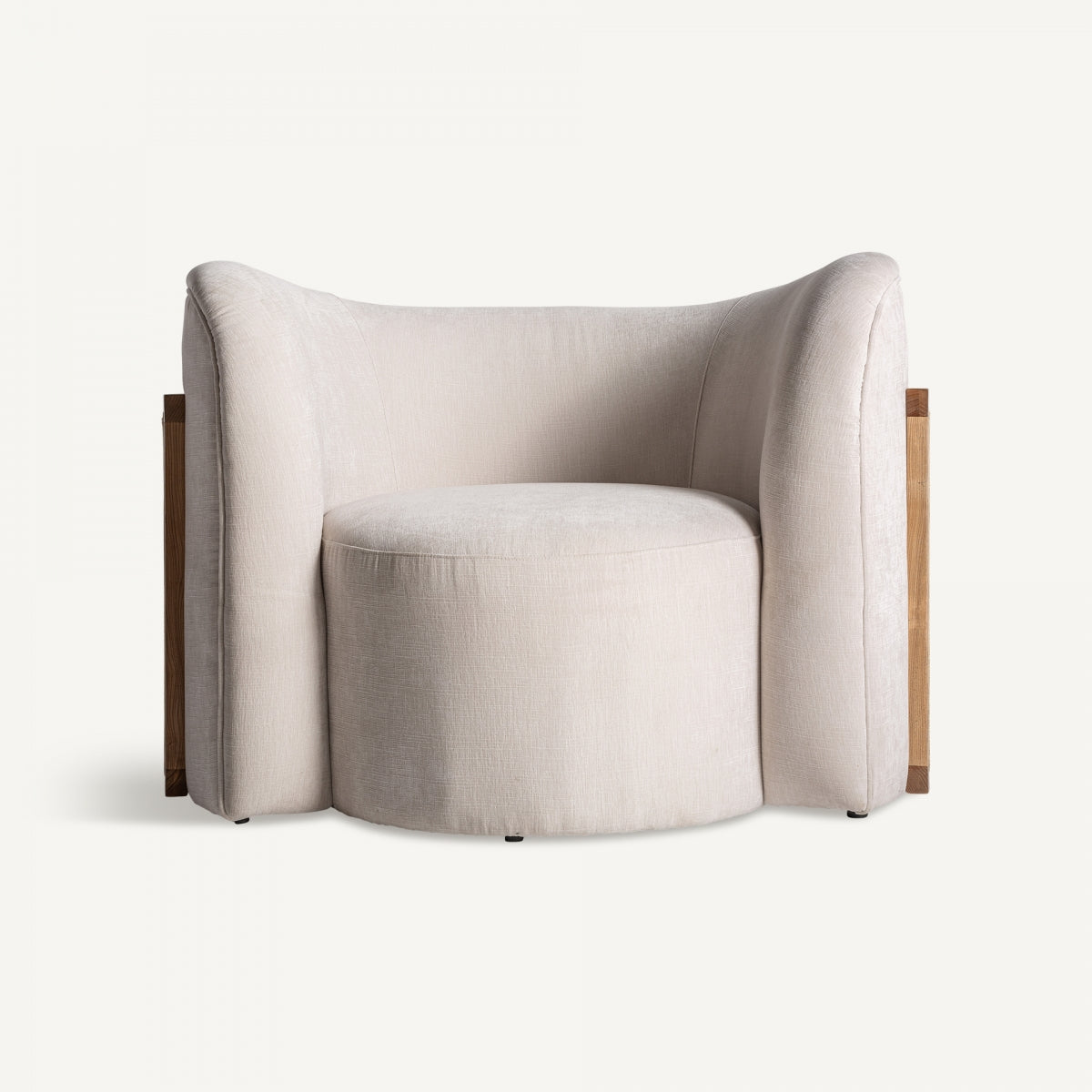 vista frontal, sillón moderno de lino, asiento cilíndrico, líneas envolventes, diseño escandinavo