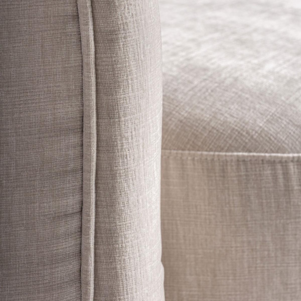detalle textil, textura lino beige, tapizado de alta calidad, costura vista