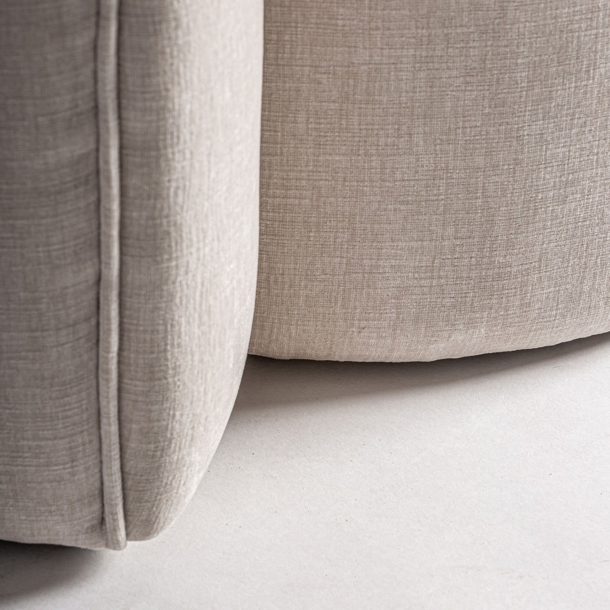 detalle asiento base, tapizado lino liso, diseño sin patas visibles
