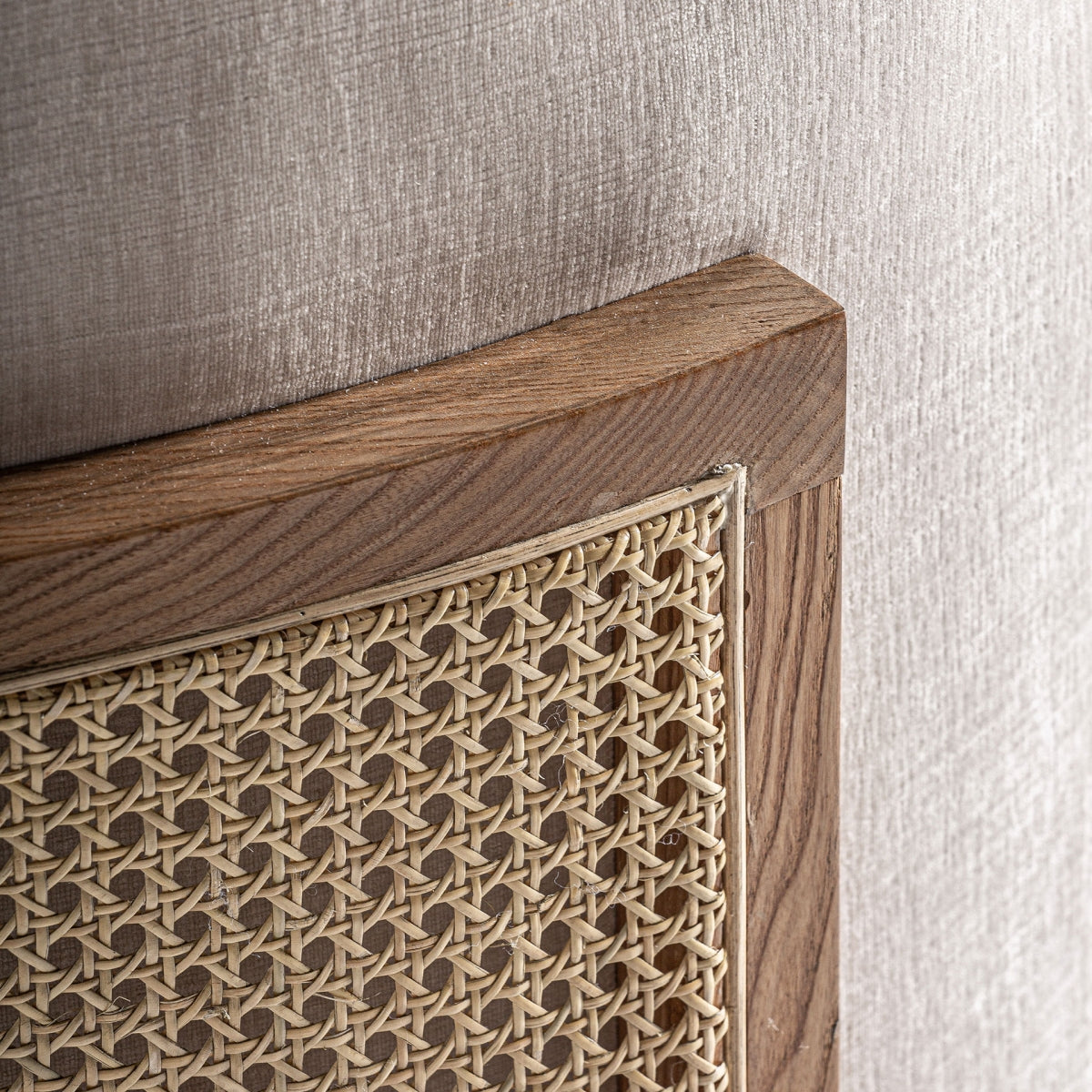 detalle estructura madera y rejilla, contraste orgánico, artesanía natural