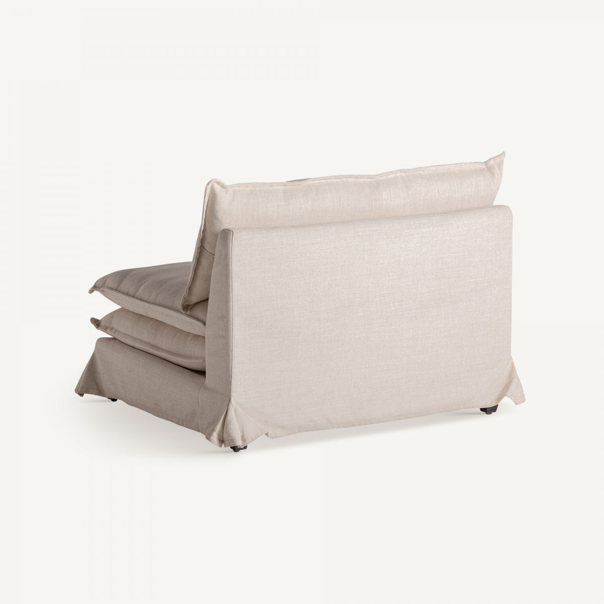 Vista trasera de módulo sillón beige con faldilla, diseño limpio y envolvente