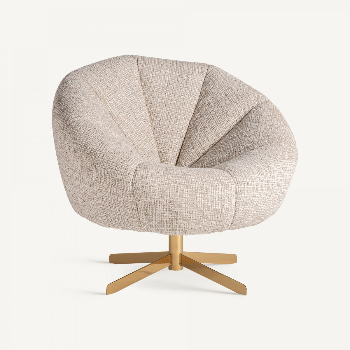 Butaca vista frontal con tapizado beige y base metálica dorada, estilo moderno elegante