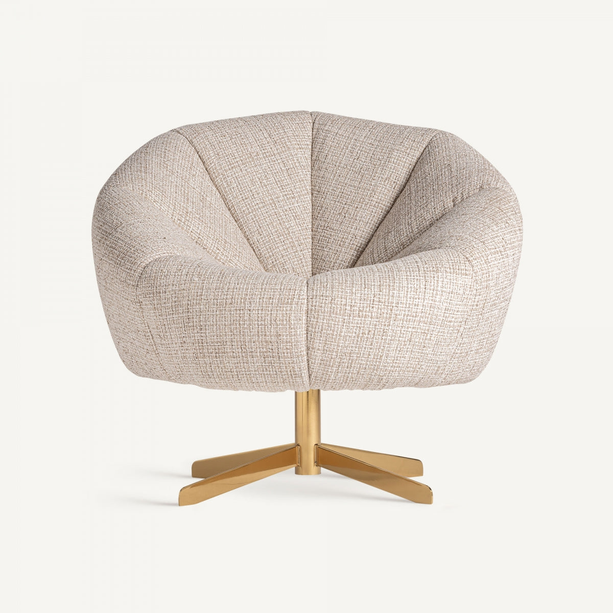 Butaca de diseño moderno vista lateral con apoyabrazos curvados y patas doradas