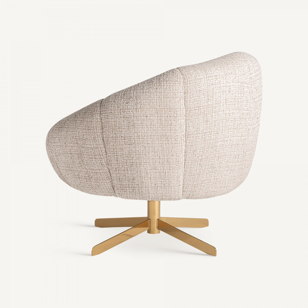Detalle de tapizado curvado con textura natural en tono beige, sensación acogedora