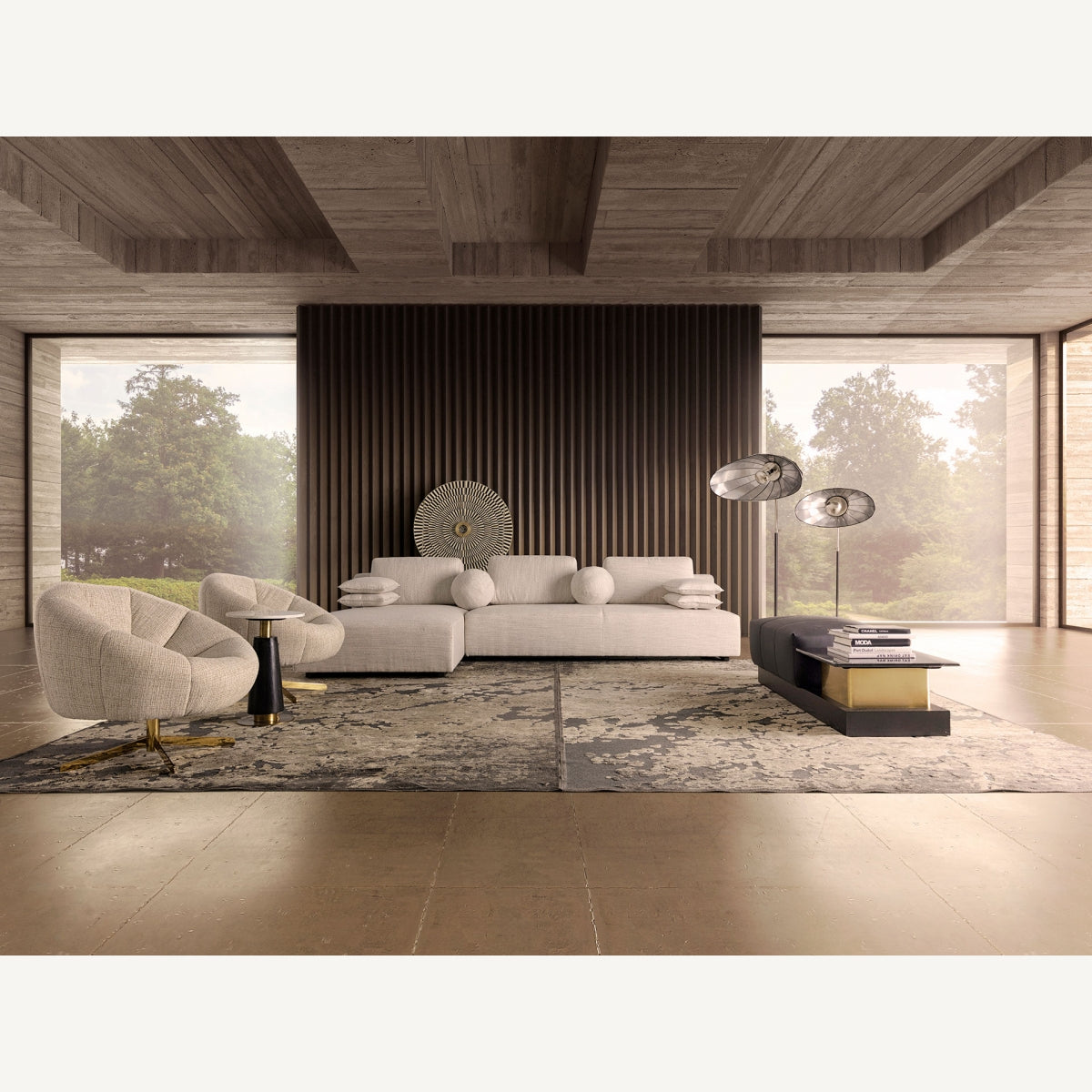 Ambiente de salón moderno con butacas en tejido natural y decoración armónica