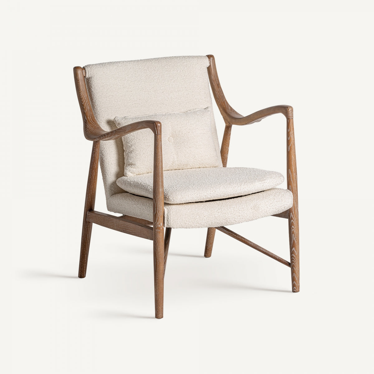 Butaca tapizada en bouclé crema con estructura de madera curvada vista 3/4, estilo retro elegante