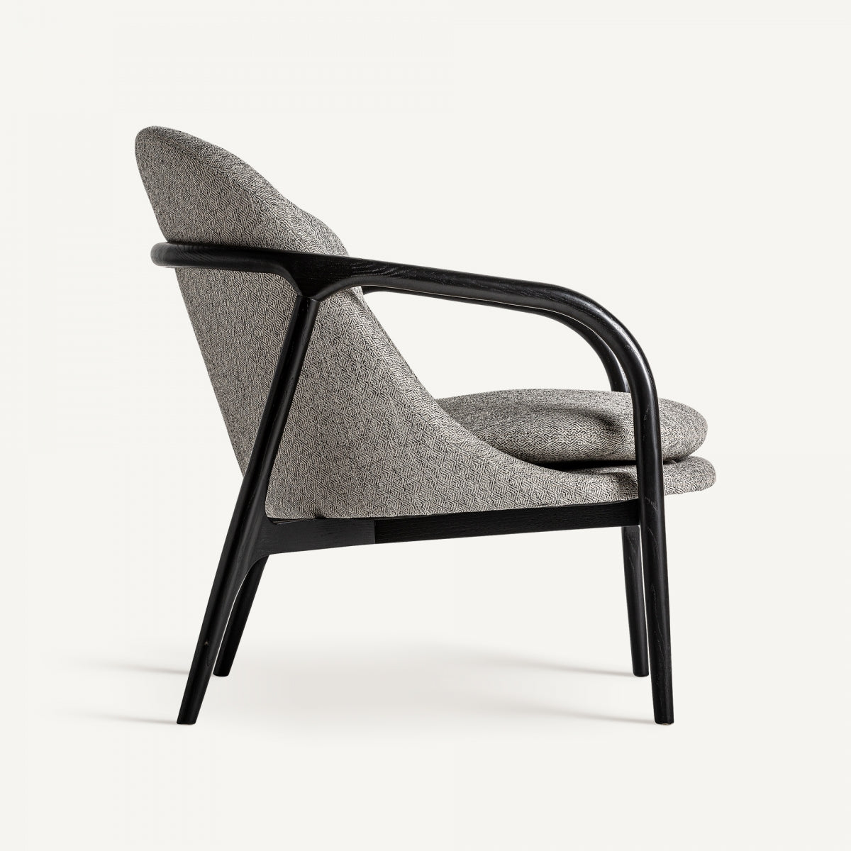 Butaca vista lateral con estructura curva en madera negra y tapizado beige claro