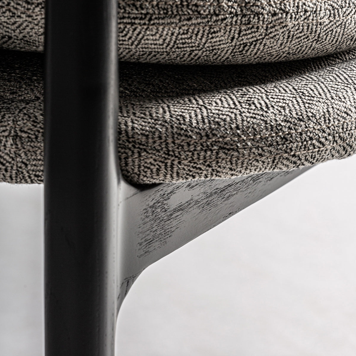 Cojín decorativo con textura de rombos y tejido beige, detalle moderno