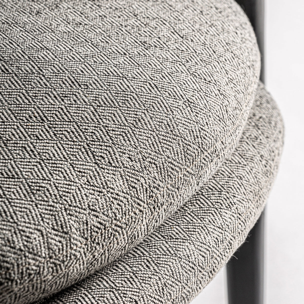 Detalle del asiento con doble cojín y geometría sutil en tapizado contemporáneo