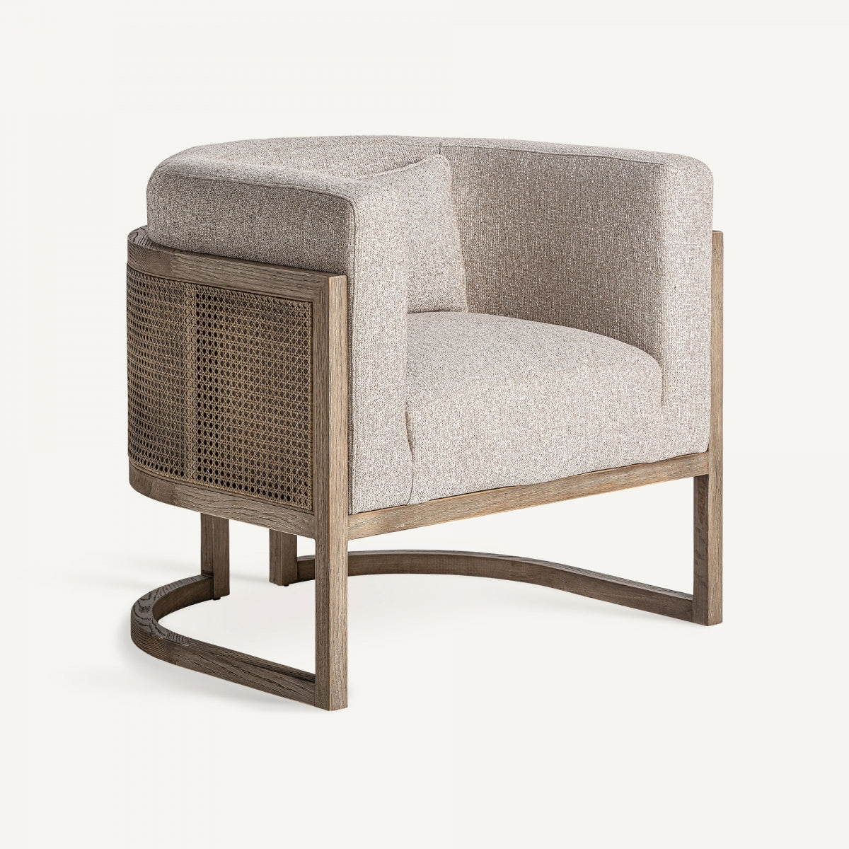 Sillón LEIWEN con respaldo envolvente, estructura de madera vista y tapizado en tejido beige rústico, estilo colonial moderno