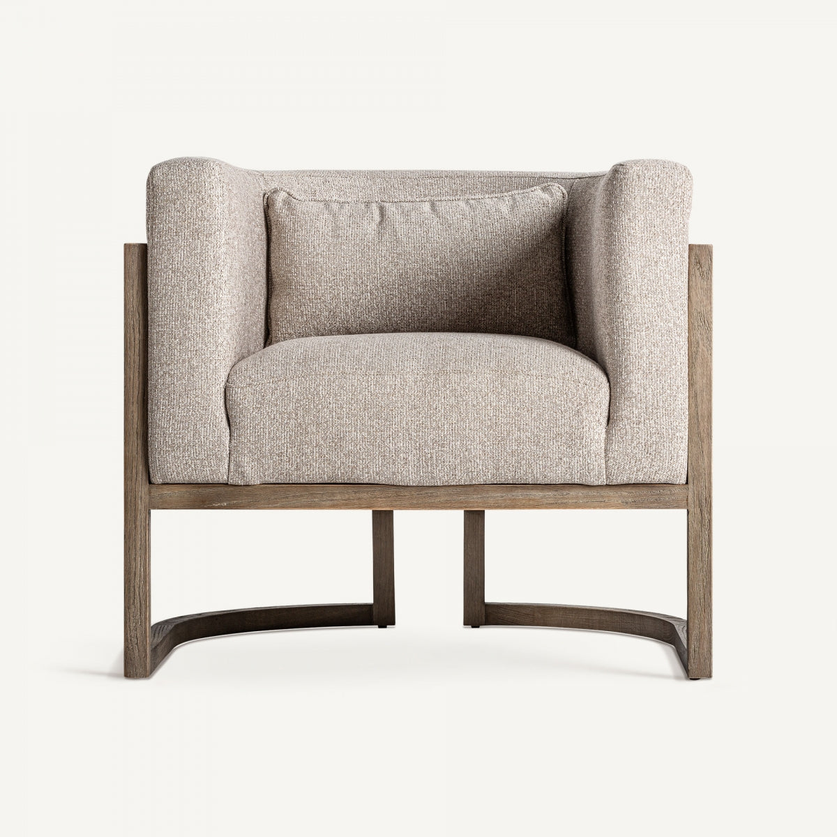 Vista frontal del sillón LEIWEN mostrando cojín de apoyo, brazos cerrados y base curva en madera natural
