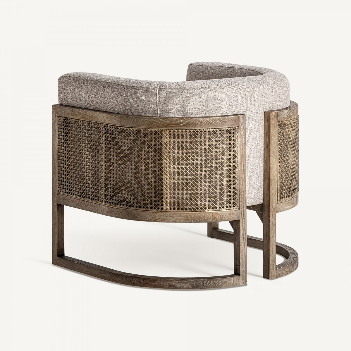 Vista trasera diagonal del sillón LEIWEN combinando rejilla y tejido, estilo cálido con inspiración vintage