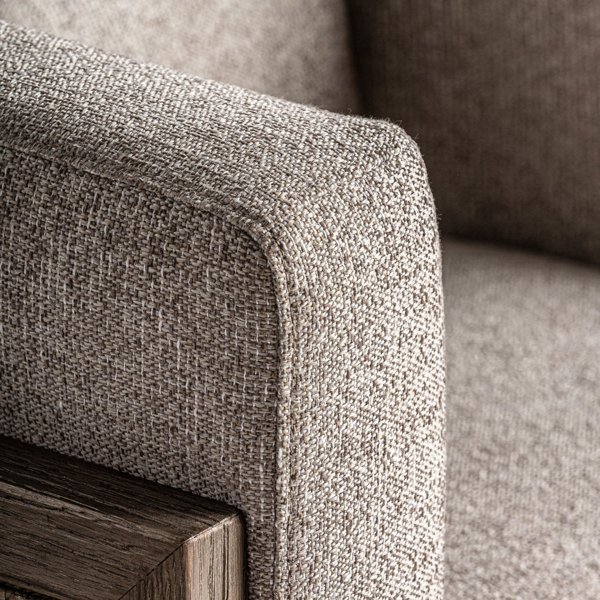 Primer plano del tejido grueso beige del sillón LEIWEN, textura rústica y acogedora