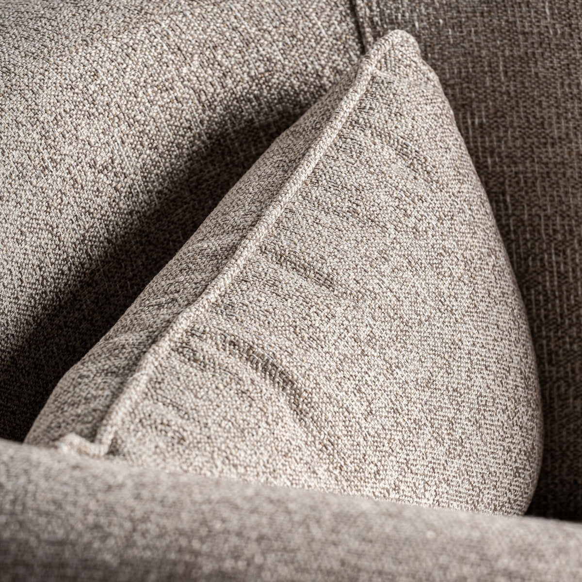 Detalle del cojín decorativo en tejido a juego del sillón LEIWEN, comodidad y elegancia