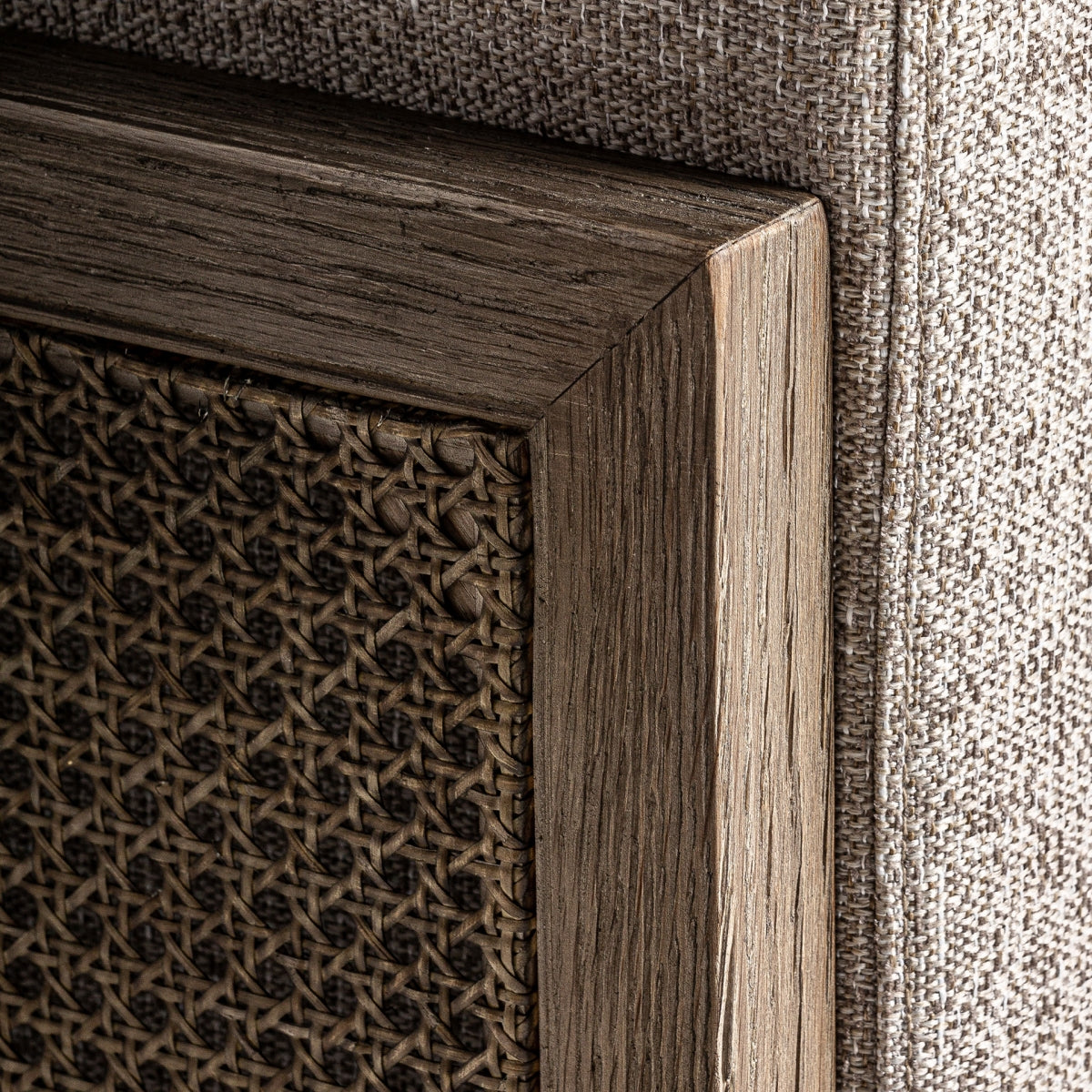 Detalle de la unión entre la estructura de madera y la rejilla trenzada en el sillón LEIWEN