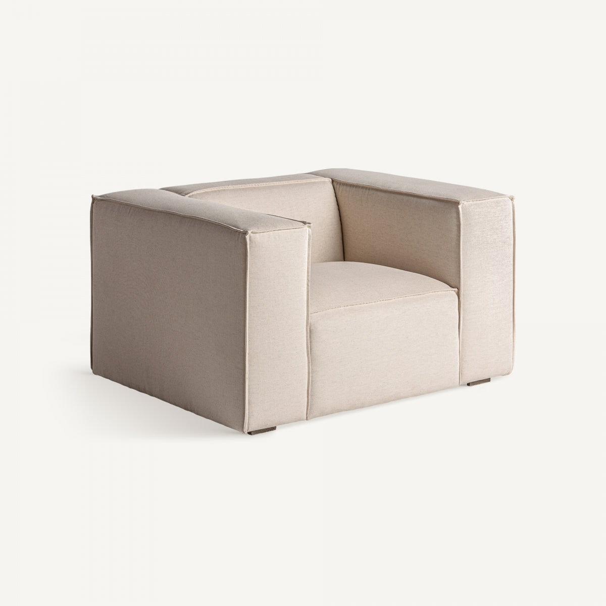 Sillón moderno tapizado en beige visto en ángulo frontal, diseño voluminoso y elegante para salones contemporáneos