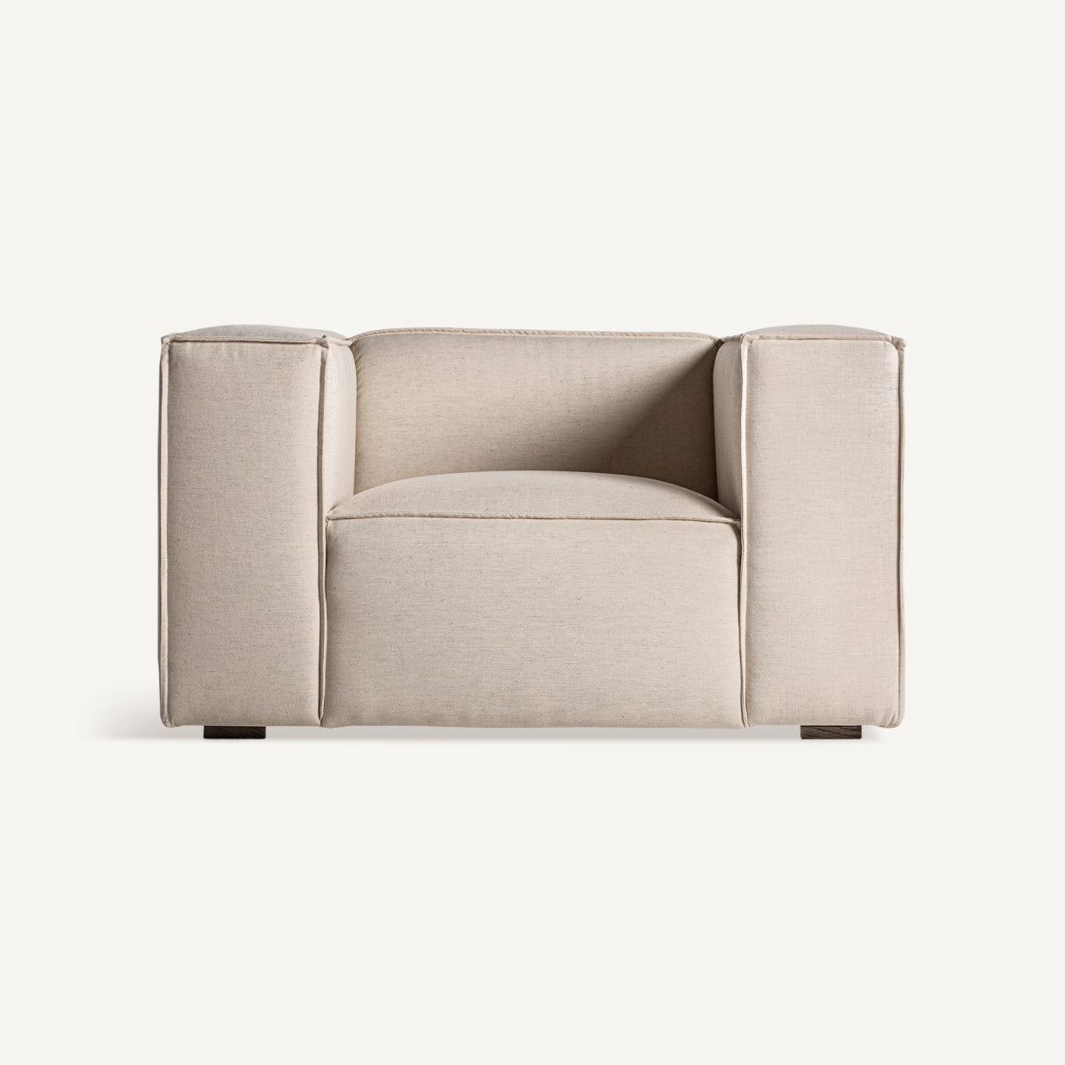 Vista frontal centrada del sillón Krakau tapizado en tela natural, estilo moderno y líneas limpias