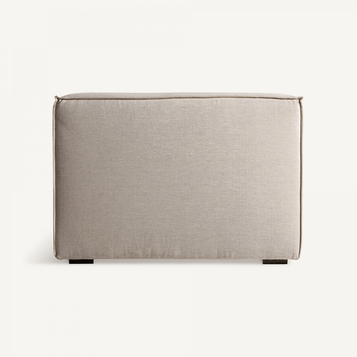 Vista trasera del sillón Krakau, estructura robusta tapizada, ideal para ambientes neutros