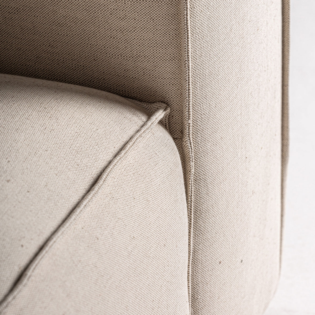 Detalle de la unión entre respaldo y brazo del sillón Krakau, tapicería resistente y elegante