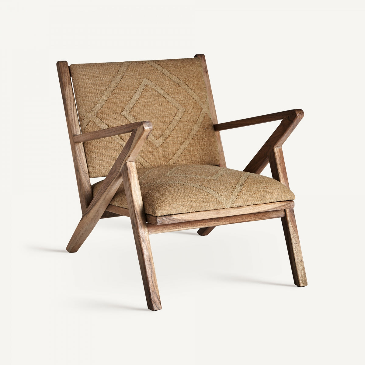 Butaca Elgin vista frontal en madera natural y tapizado de yute con diseño geométrico étnico, estilo rústico moderno.