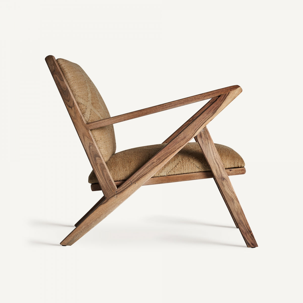 Butaca Elgin vista lateral con brazos inclinados de madera clara, diseño rústico cálido.