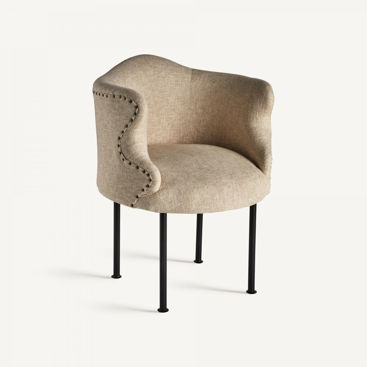 Sillón Crovie en vista frontal, tapizado en yute arena con patas metálicas negras, estilo natural contemporáneo.