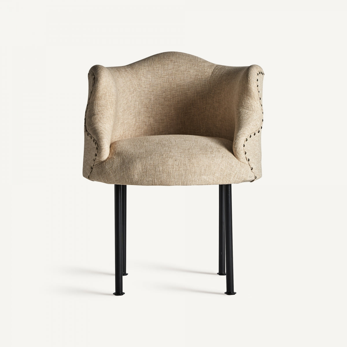 Sillón Crovie frontal con respaldo curvo y acabado en yute, ideal para rincones acogedores.