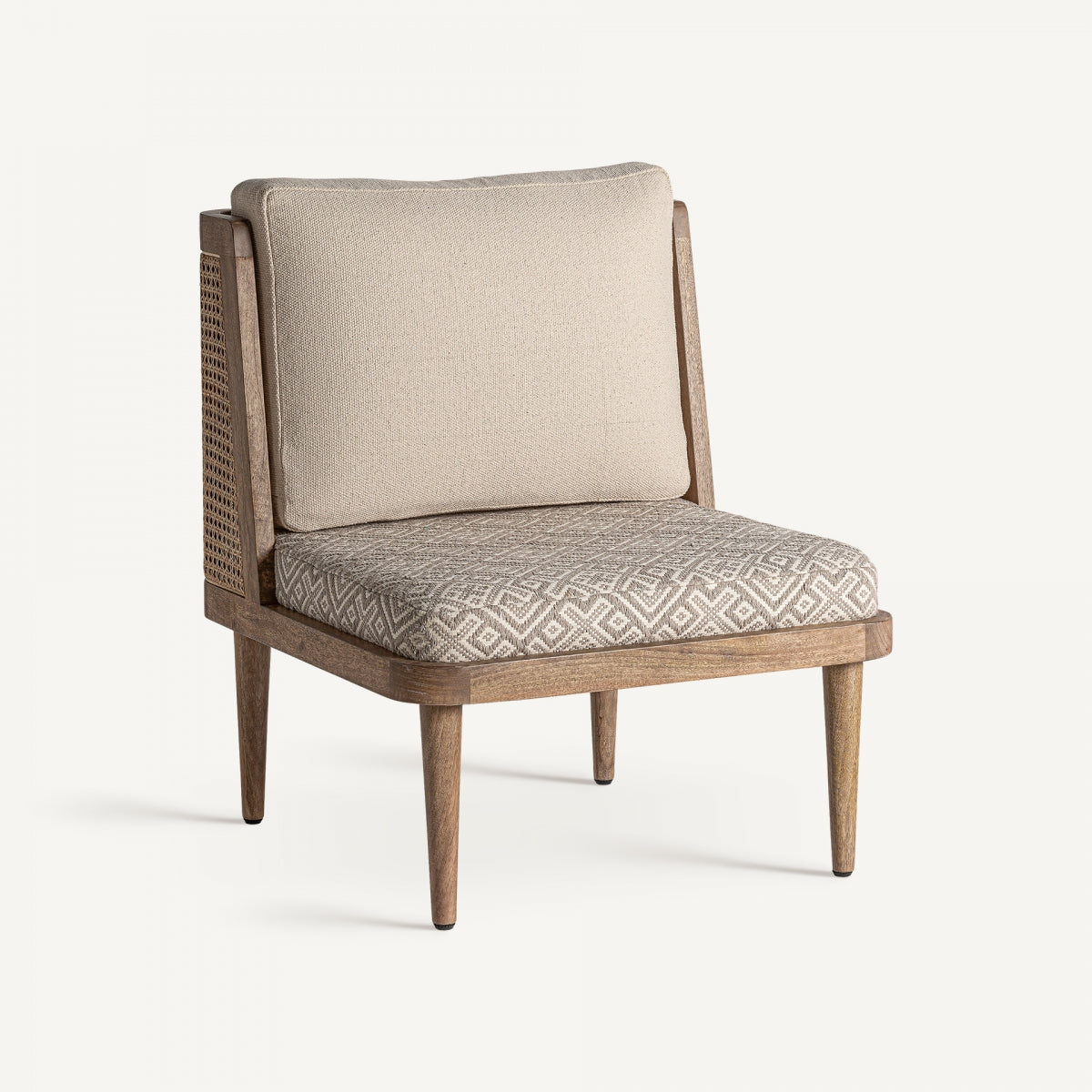 Sillón con respaldo de cojín y asiento geométrico, estructura de madera y rejilla lateral, estilo natural, boutique interiorismo Vical