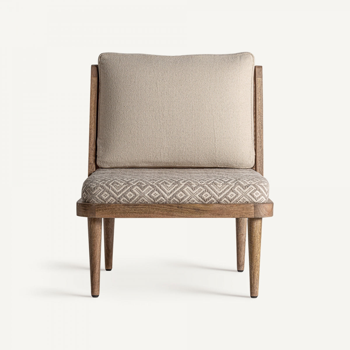 Vista frontal del sillón tapizado en beige con asiento patrón étnico, estructura en madera clara, boutique interiorismo Vical