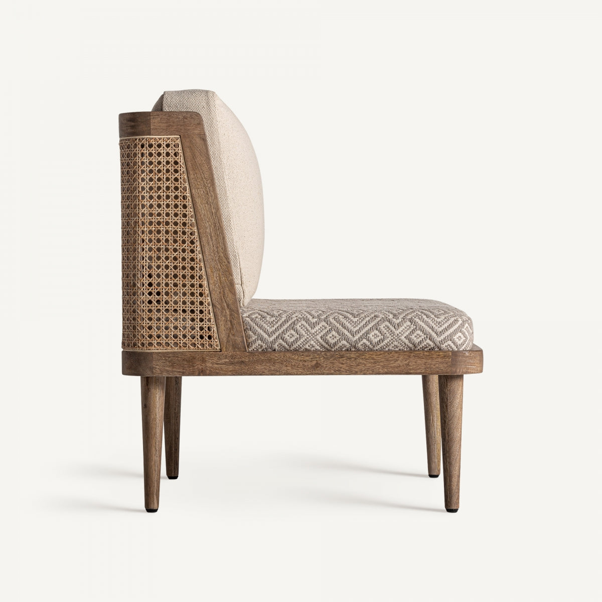 Perfil lateral del sillón con brazos en rejilla natural y patas cónicas de madera, diseño colonial contemporáneo, Vical boutique interiorismo