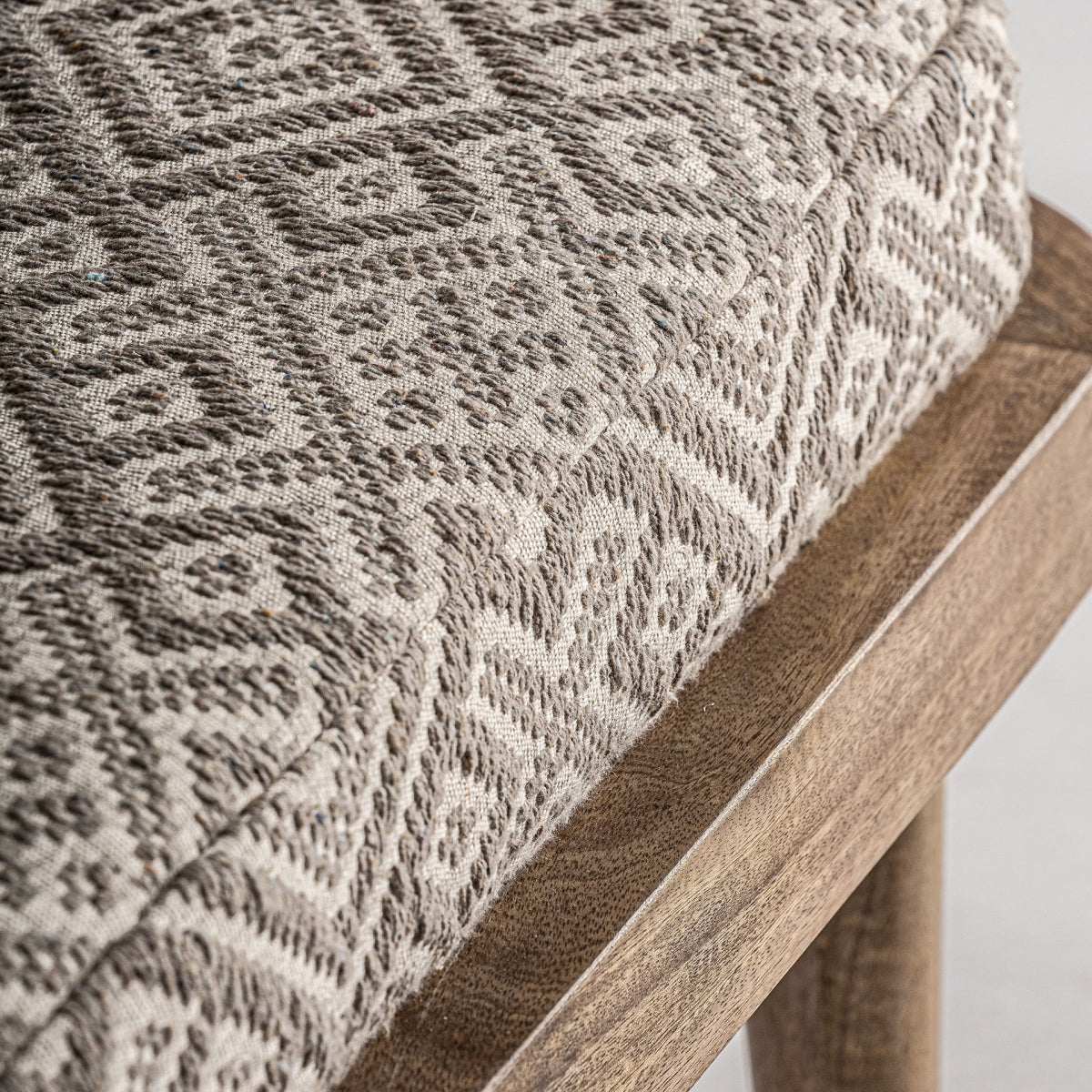 Textura del asiento en patrón geométrico rústico, tapizado étnico en beige y marrón claro, boutique interiorismo Vical