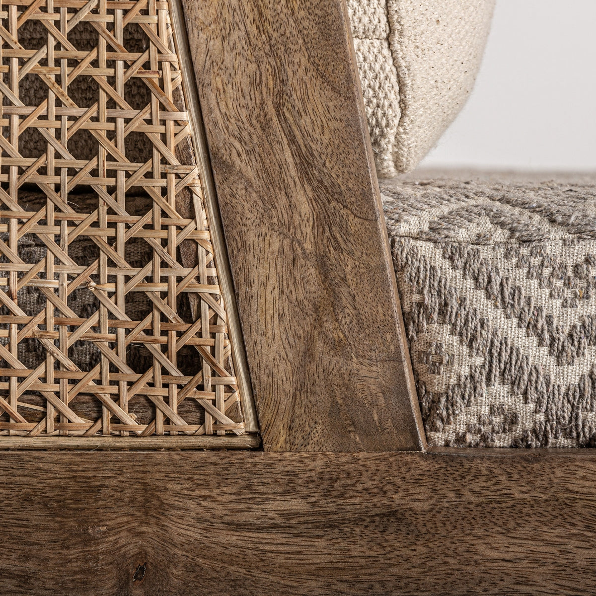 Detalle del lateral en madera natural con rejilla tejida, estilo bohemio elegante, boutique interiorismo Vical