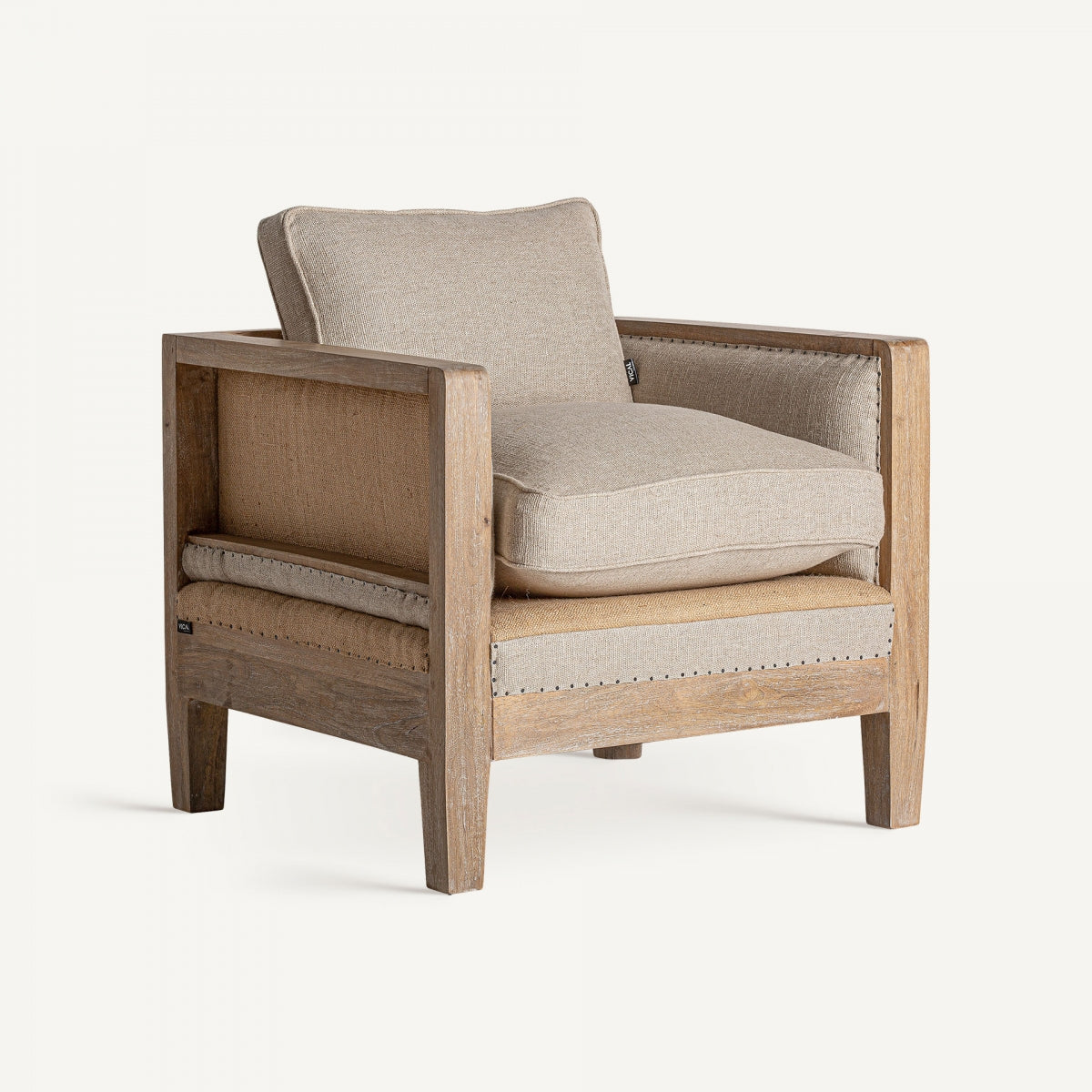 Sillón Grube en perspectiva, estructura robusta de roble y cojines en lino beige