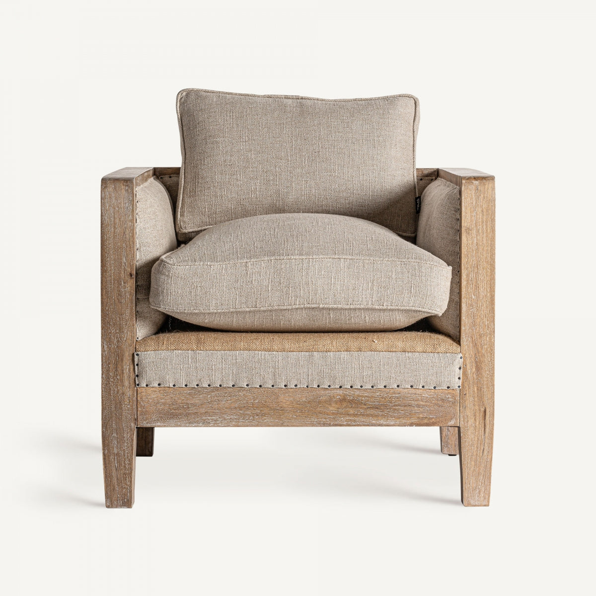 Vista frontal del sillón Grube, respaldo y asiento mullidos, estilo rústico elegante