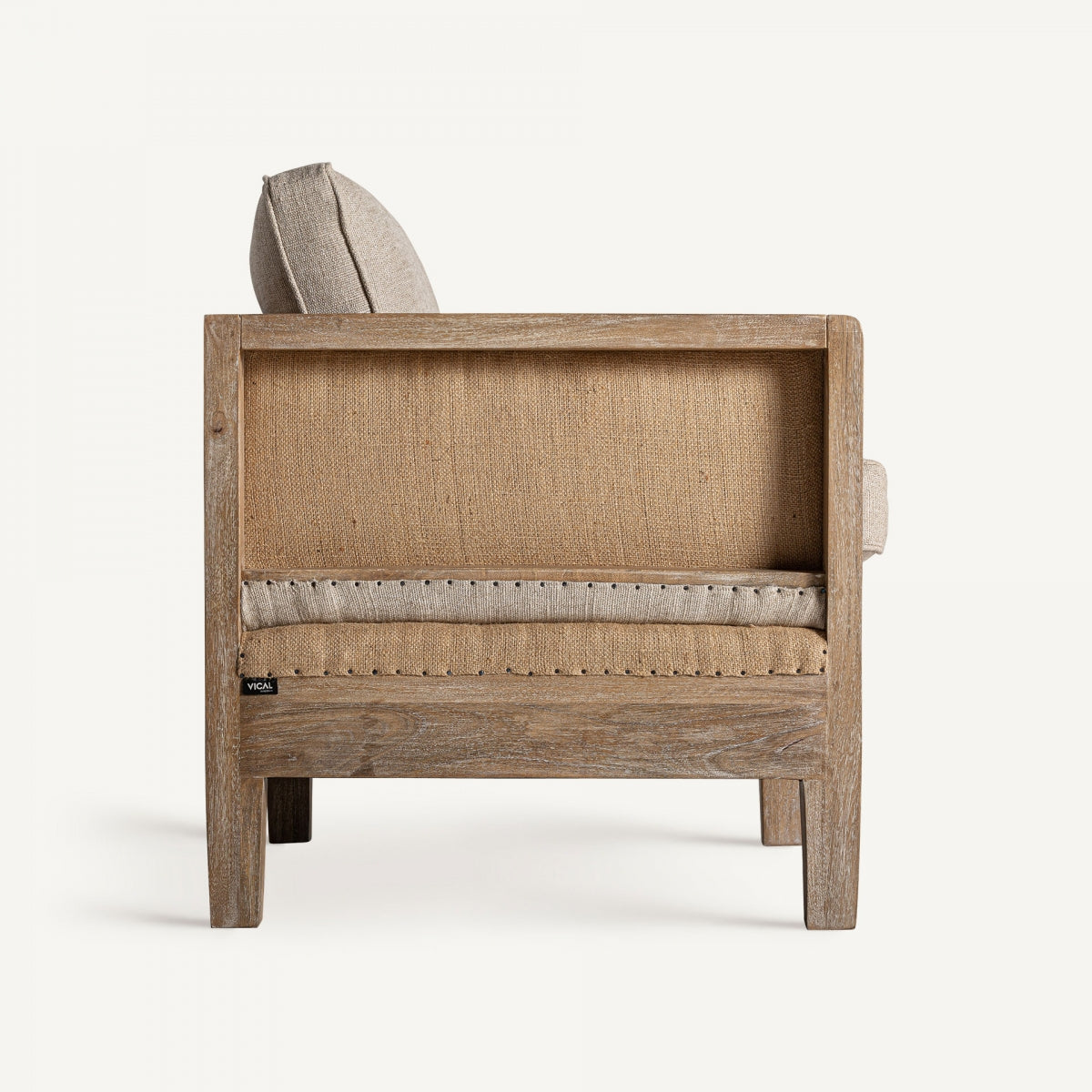 Vista lateral del sillón Grube, estructura de roble natural con lino beige y yute